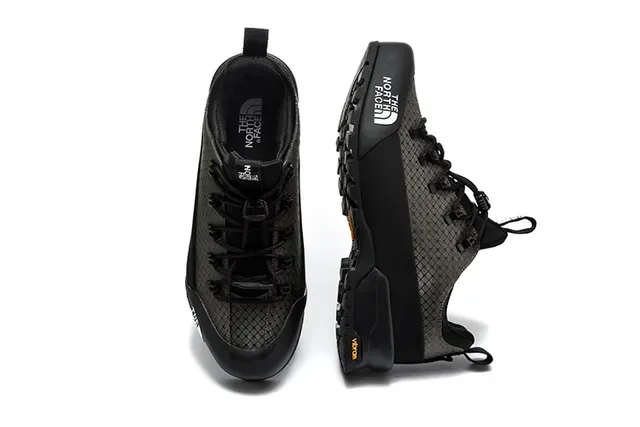 The North Face Bottes de randonnée à coupe basse blanches et noires avec upper en grille maillée sneakers 17