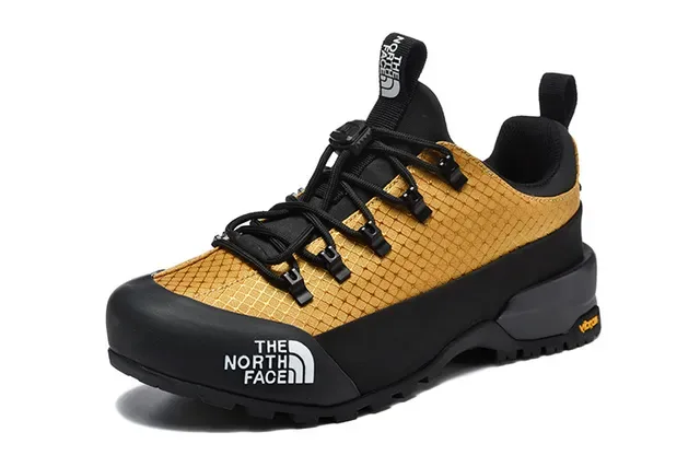 The North Face Bottes de randonnée à coupe basse blanches et noires avec upper en grille maillée sneakers 22
