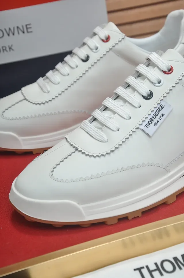 Thom Browne Sneakers Lifestyle en Cuir Blanc avec Couture Zigzag 2