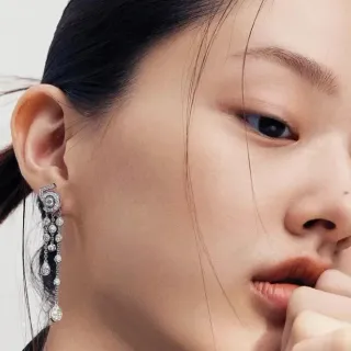 Tiffany & Co. Boucles d'oreilles en diamants Pavé en forme de croissant chandelier