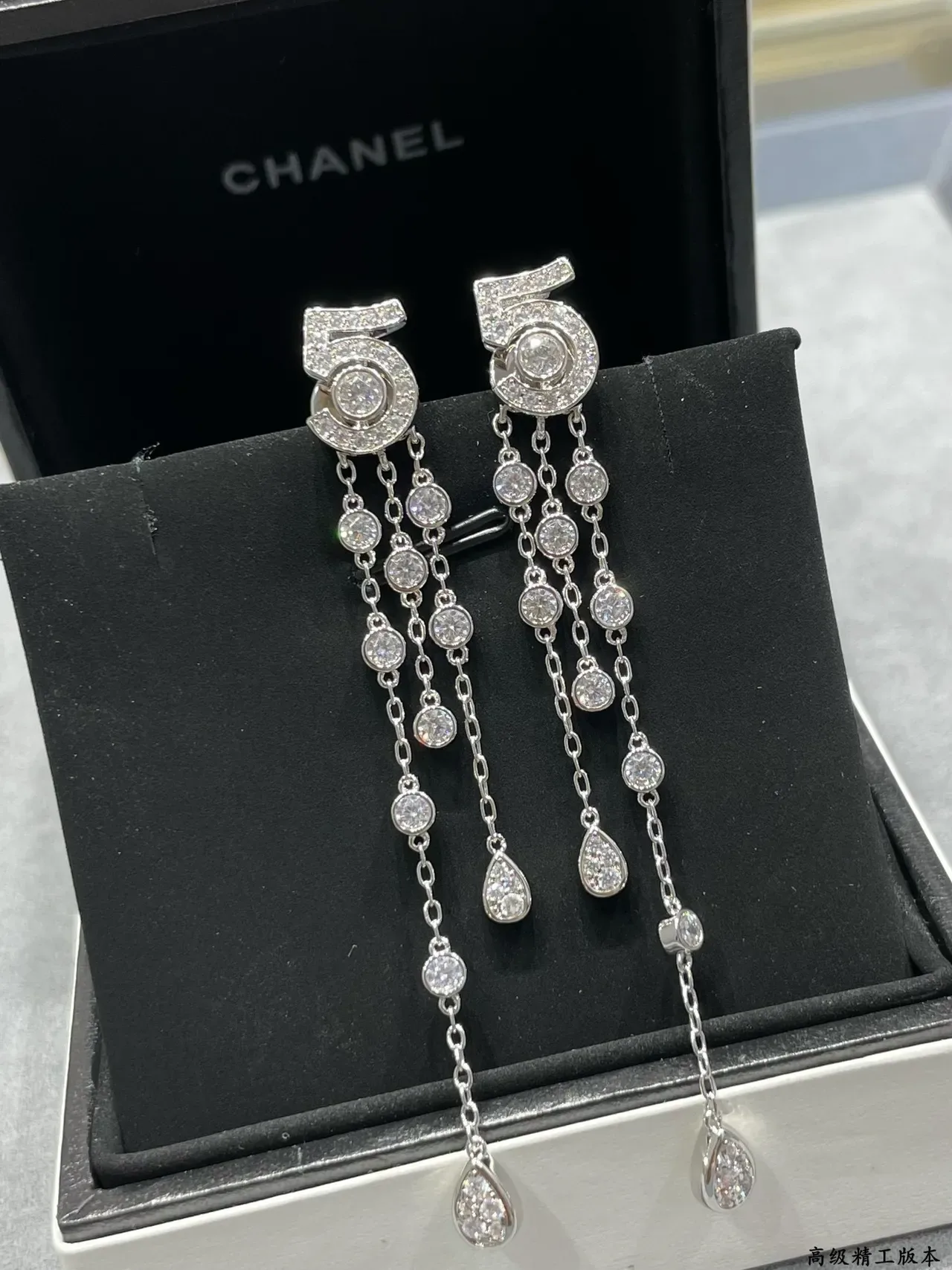 Tiffany & Co. Boucles d'oreilles en diamants Pavé en forme de croissant chandelier 3