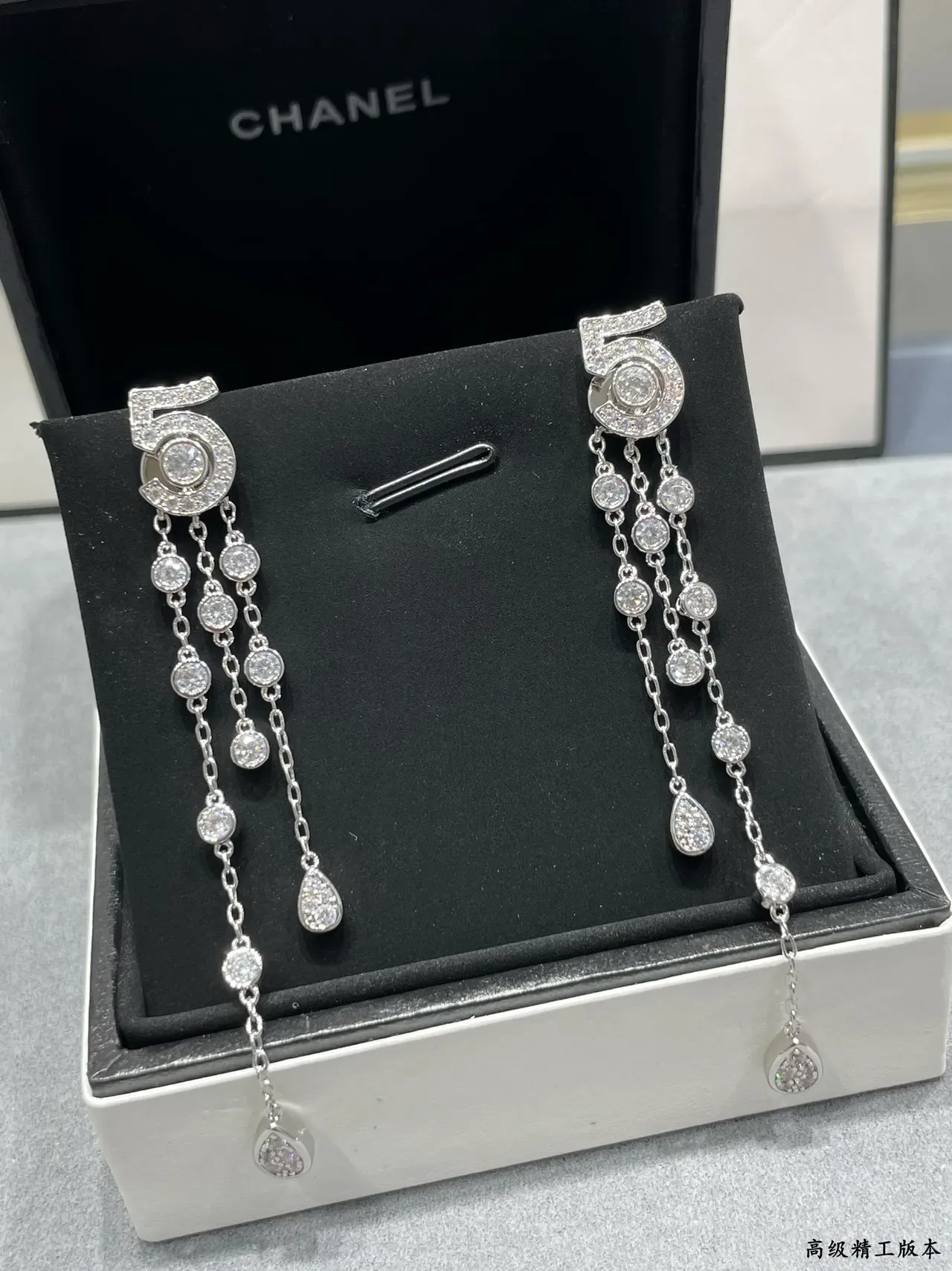 Tiffany & Co. Boucles d'oreilles en diamants Pavé en forme de croissant chandelier 6