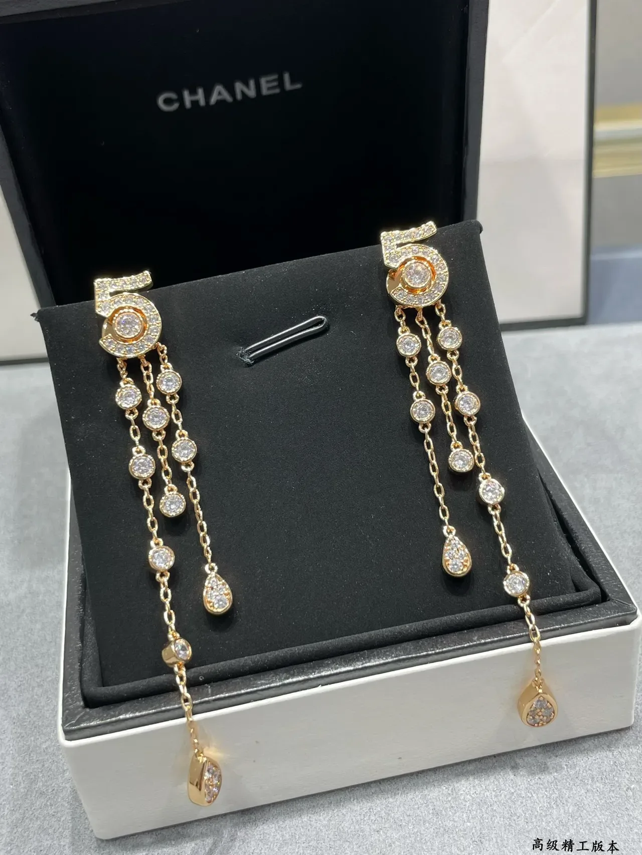 Tiffany & Co. Boucles d'oreilles en diamants Pavé en forme de croissant chandelier 8