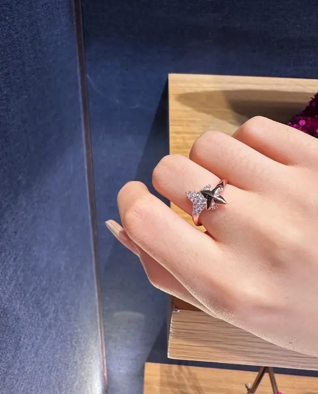 Tiffany & Co. خاتم ذهب أزرق شكل نجم كلستر باڤيه 4