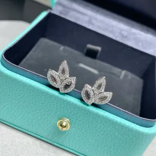 Tiffany & Co. Boucles d'oreilles à pige en forme de feuille Pavé