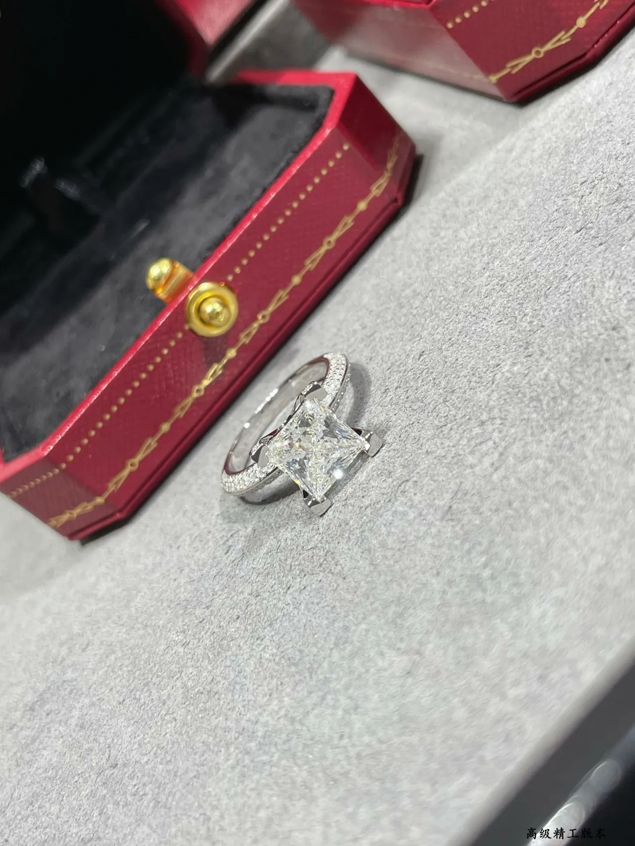 Tiffany & Co. Bague solitaire avec diamant taille Princesa et pavé 4