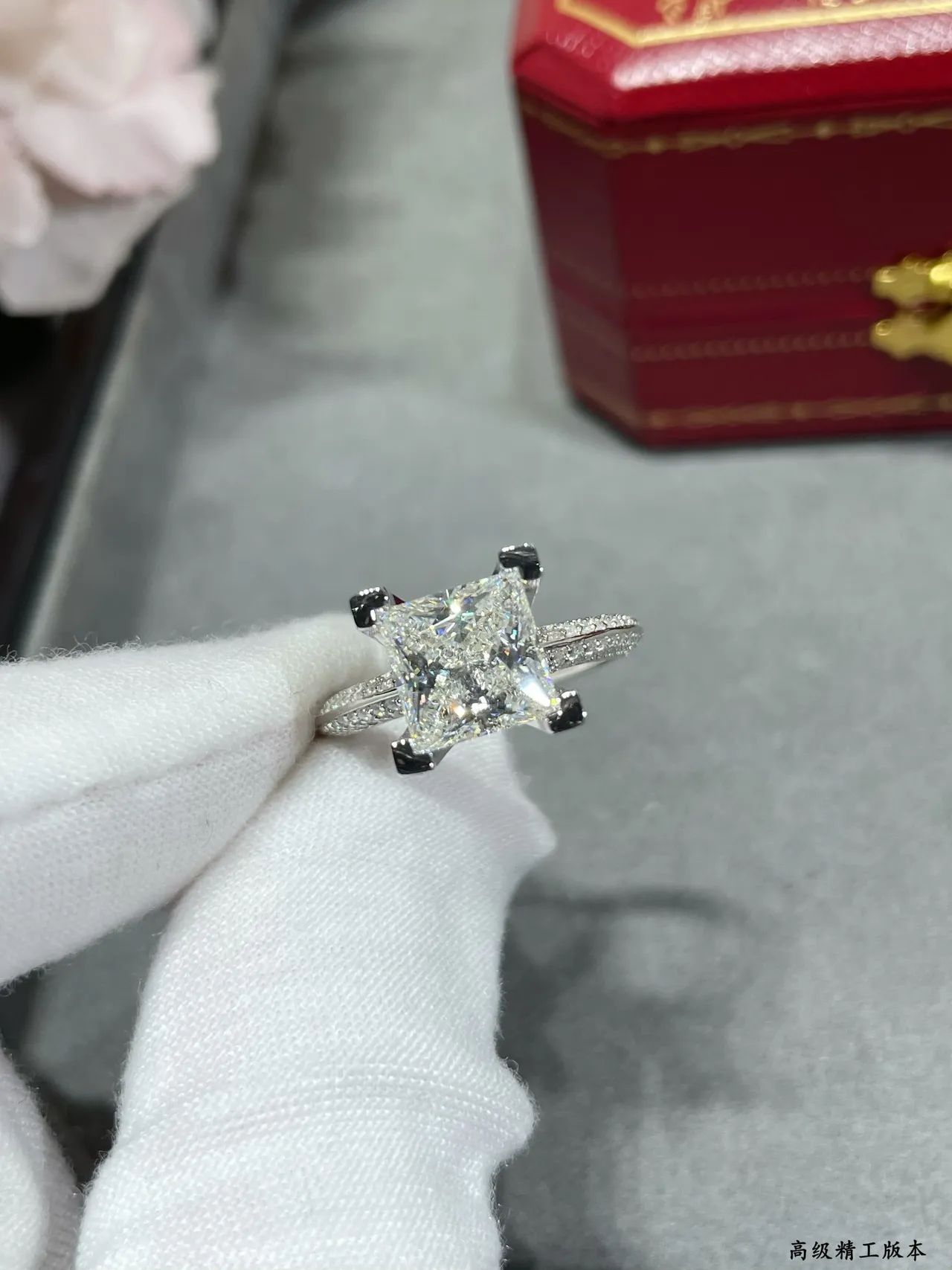 Tiffany & Co. Bague solitaire avec diamant taille Princesa et pavé 5