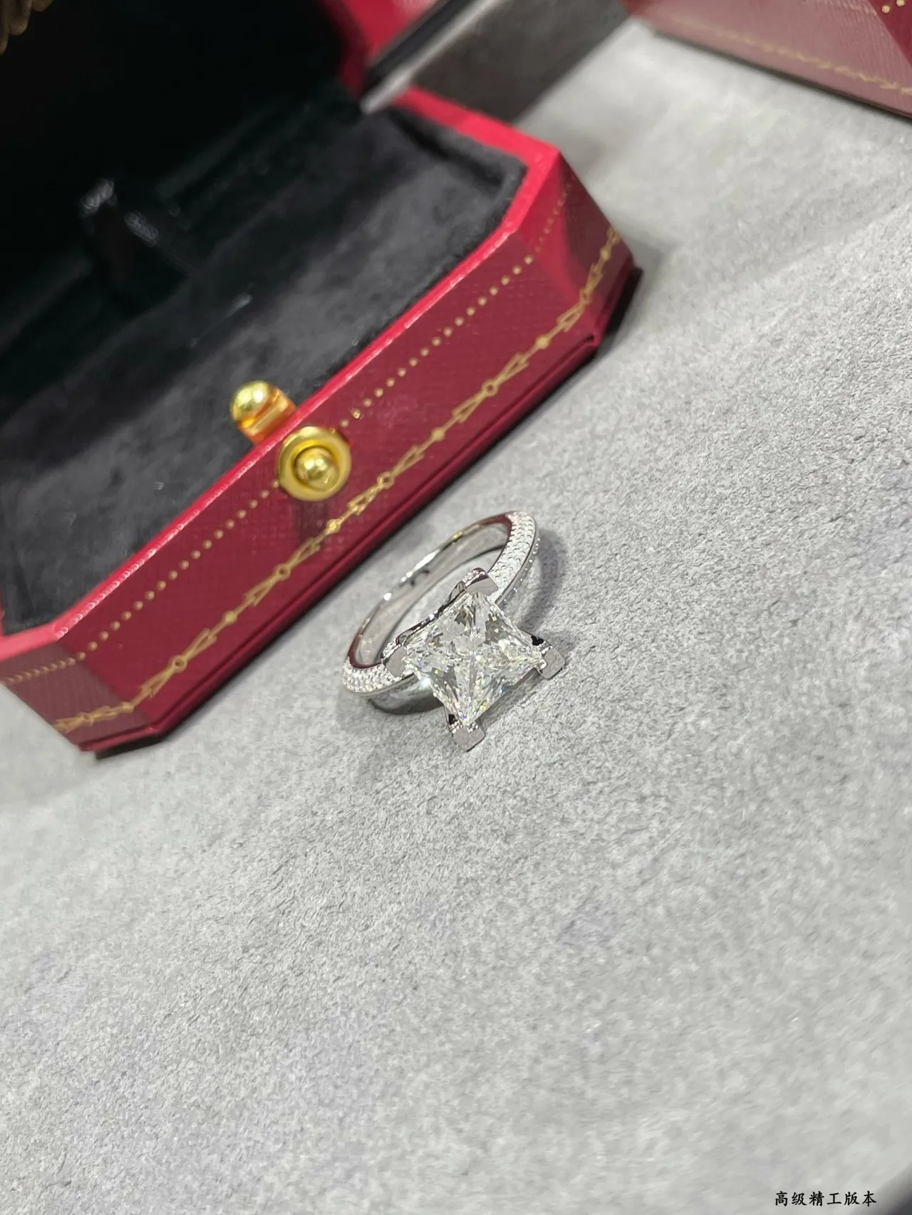 Tiffany & Co. Bague solitaire avec diamant taille Princesa et pavé 7