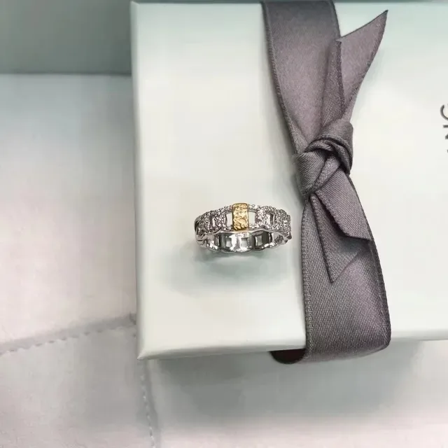Tiffany & Co. x Barbie خاتم باند منحوت بحافة موجية 5