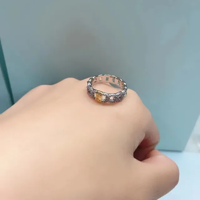 Tiffany & Co. x Barbie خاتم باند منحوت بحافة موجية 6