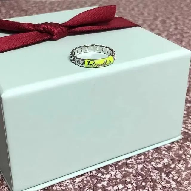Tiffany & Co. x Barbie خاتم باند منحوت بحافة موجية 9