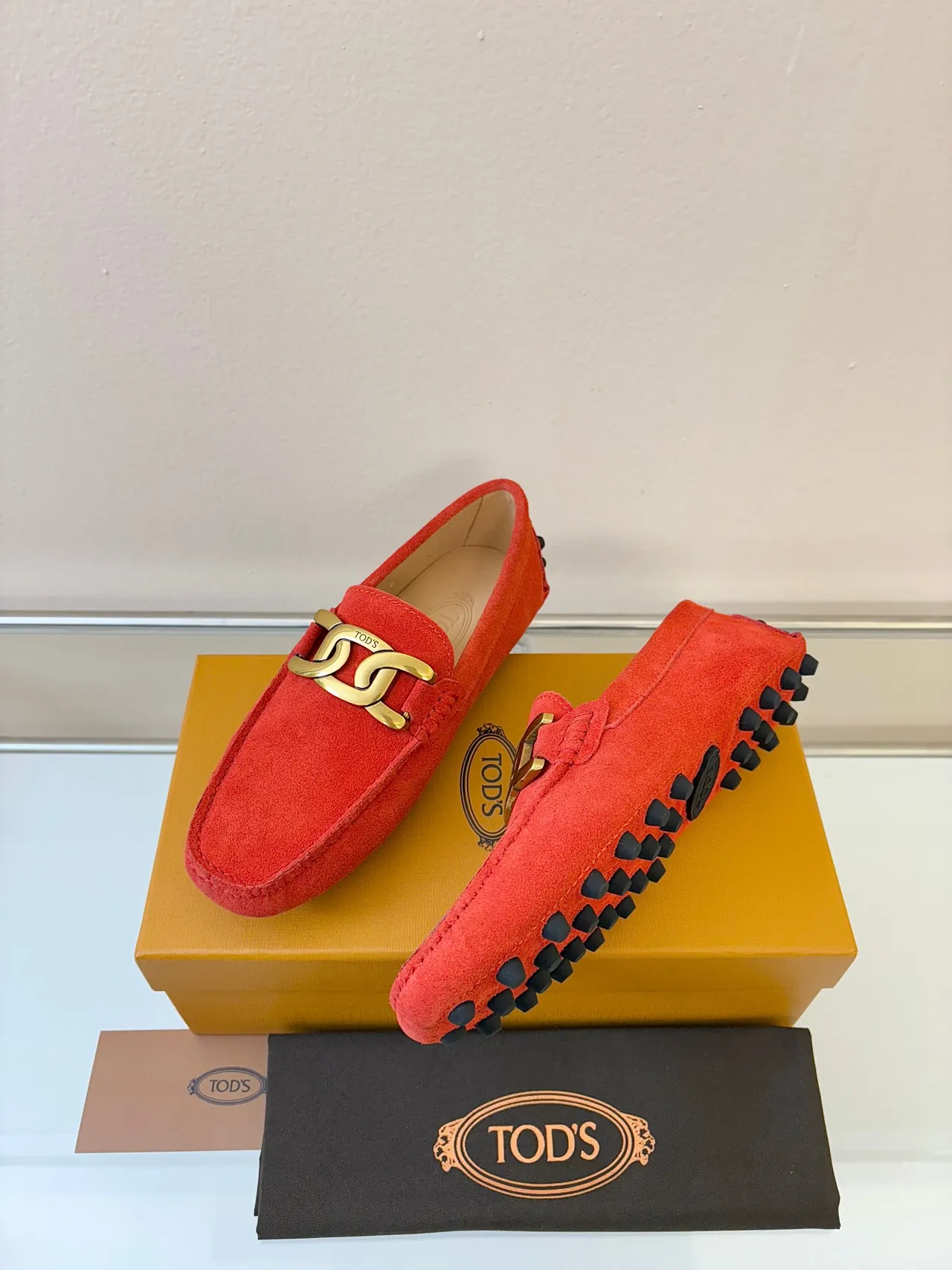 Tod's Double T Loafer Daim rouge boucle dorée Loafers 2
