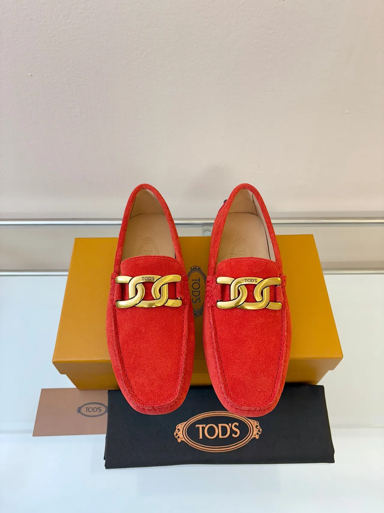 Tod's Double T Loafer Daim rouge boucle dorée Loafers 6