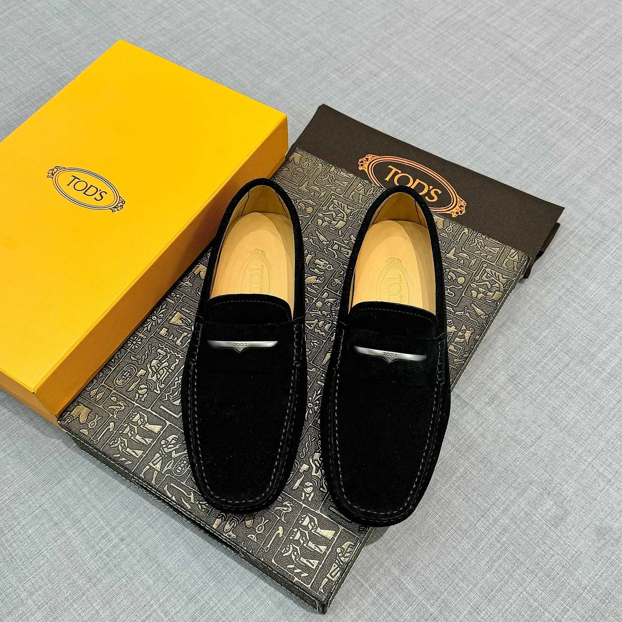 Tod's Mocassim de Condução Preto Bege Suede Superior com Acento de Metal e Bit de Cavalo 6