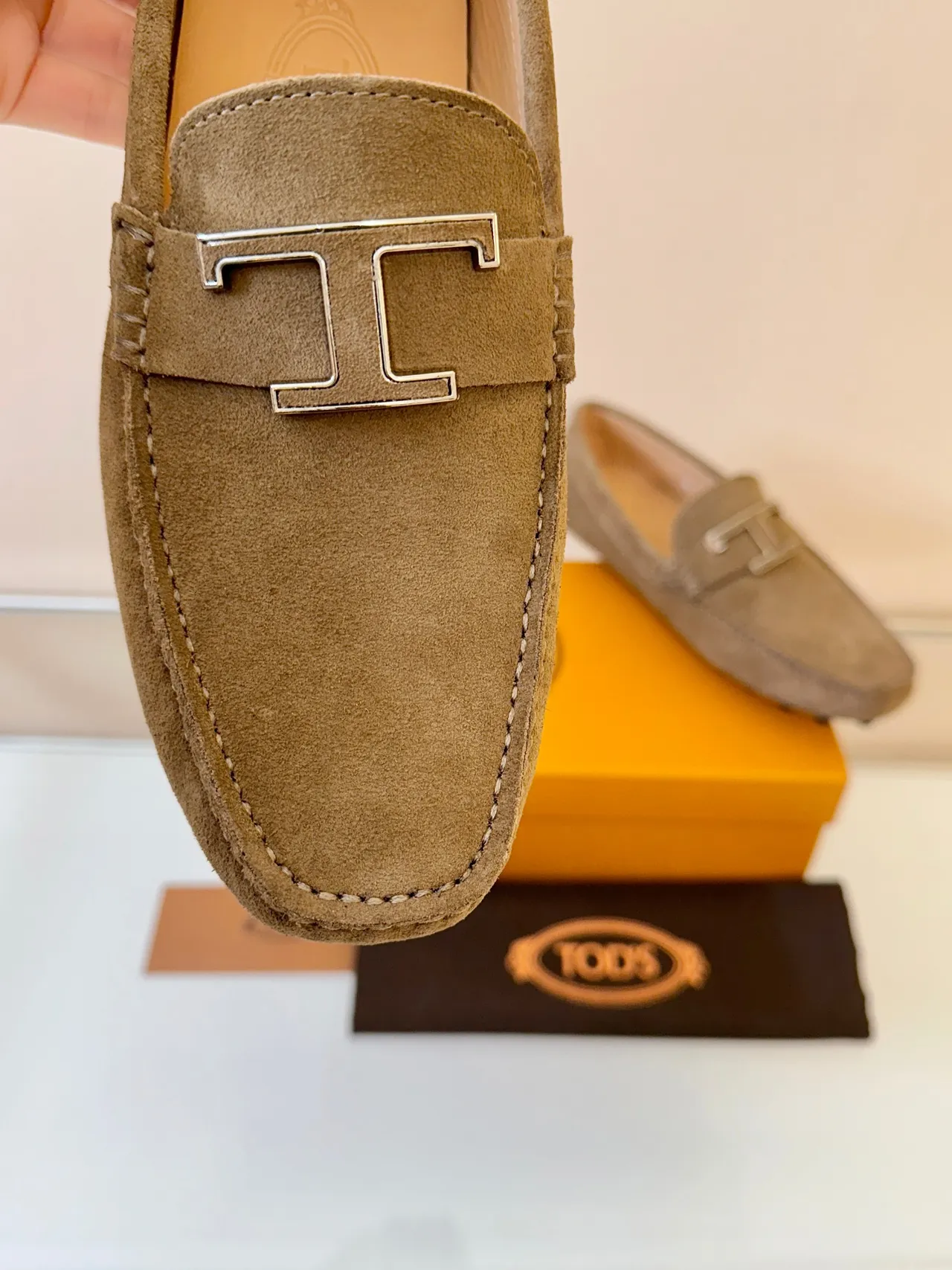 Tod's Gommino Mocassin Taupe en Daim 3