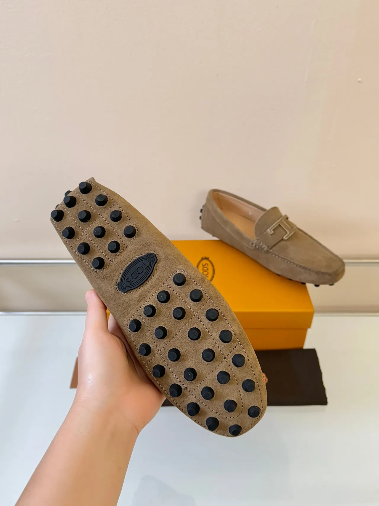 Tod's Gommino Mocassin Taupe en Daim 5