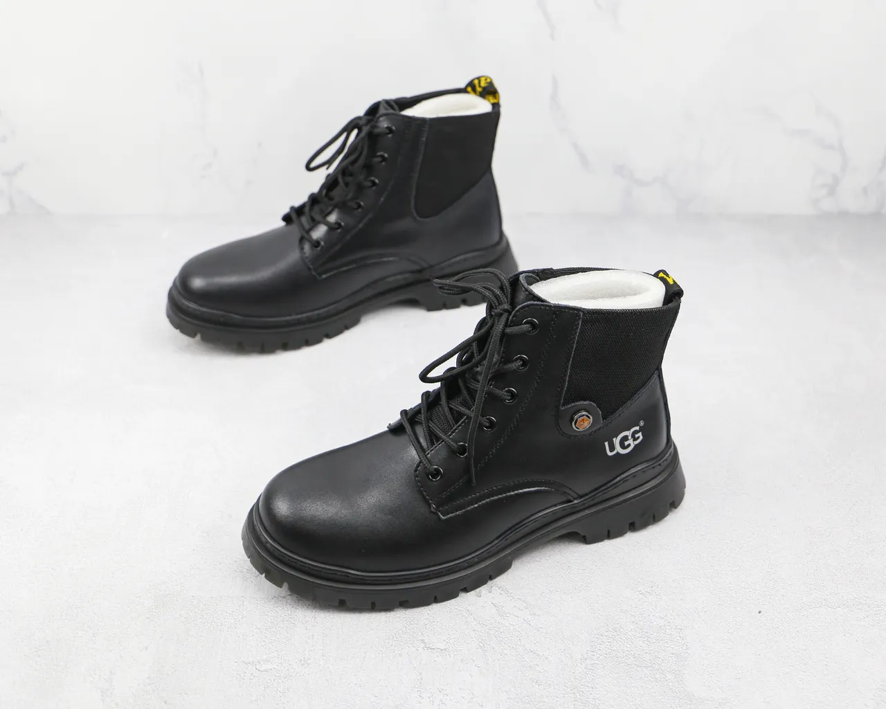 UGG Botas de tornozelo pretas com cadarços e gueta lateral elástica 4