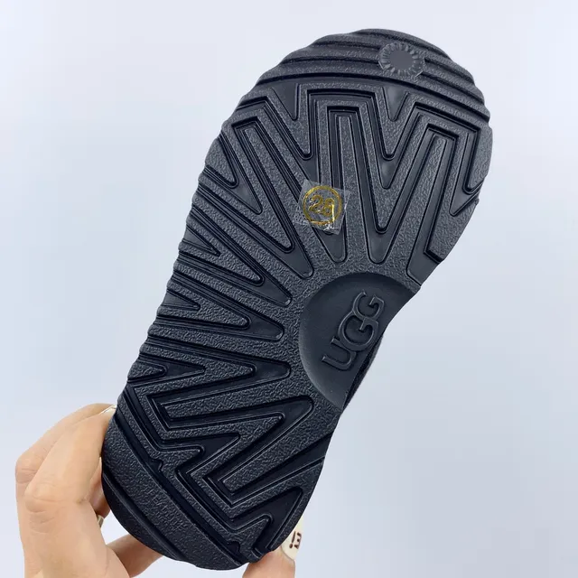 UGG Botas de Neve de Camurça Marrom com Dupla Fivela e Tirante 13