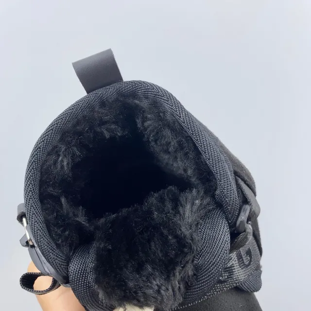 UGG Botas de Neve de Camurça Marrom com Dupla Fivela e Tirante 14