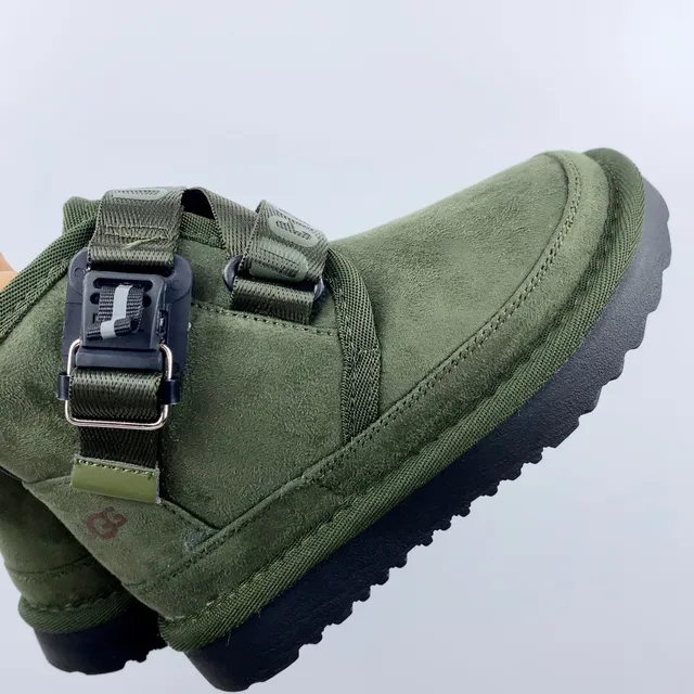 UGG Botas de Neve de Camurça Marrom com Dupla Fivela e Tirante 17