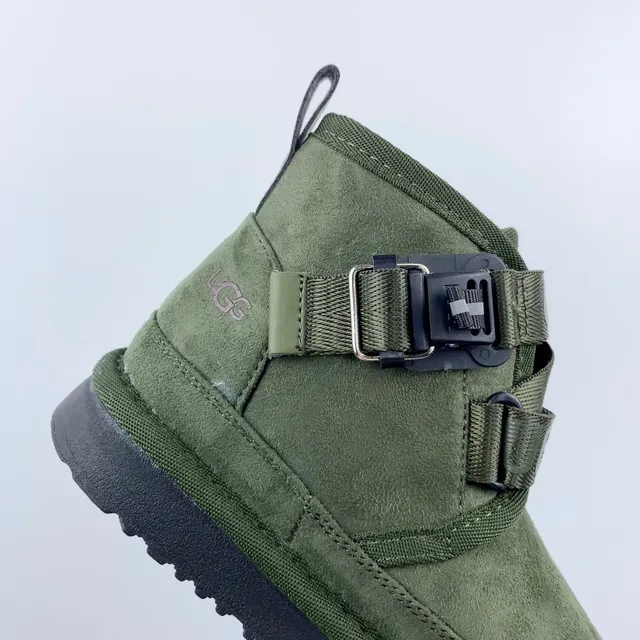 UGG Botas de Neve de Camurça Marrom com Dupla Fivela e Tirante 18