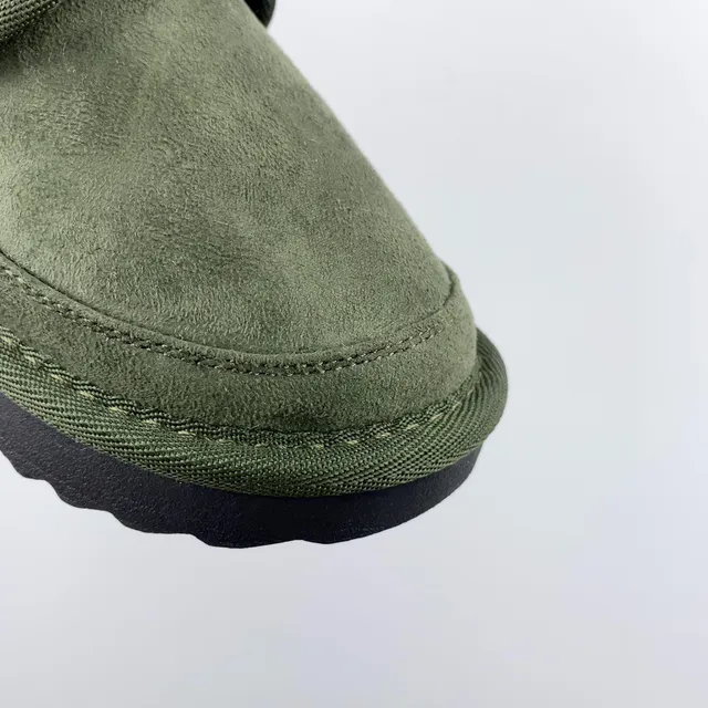 UGG Botas de Neve de Camurça Marrom com Dupla Fivela e Tirante 19