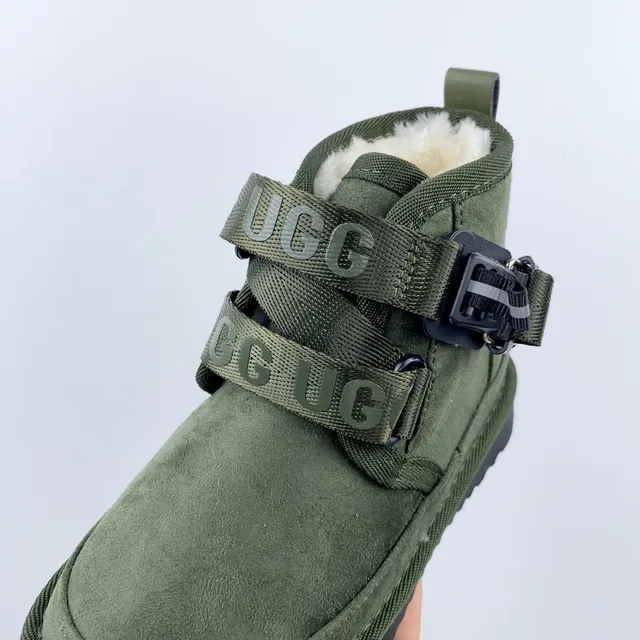 UGG Botas de Neve de Camurça Marrom com Dupla Fivela e Tirante 22