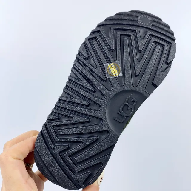 UGG Botas de Neve de Camurça Marrom com Dupla Fivela e Tirante 23