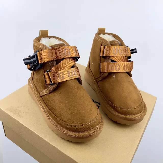 UGG Botas de Neve de Camurça Marrom com Dupla Fivela e Tirante 24