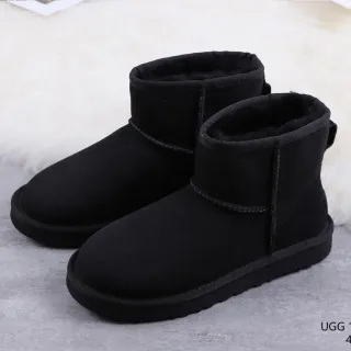 UGG Classic 黑色羊毛内里雪靴