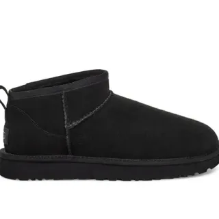 UGG क्लासिक मिनी काली स्नो बूट्स
