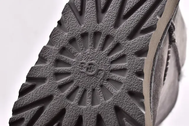 UGG ধূসর সুয়েড শিয়ারলিং-লাইন্ড কাফ স্নো বুট 7