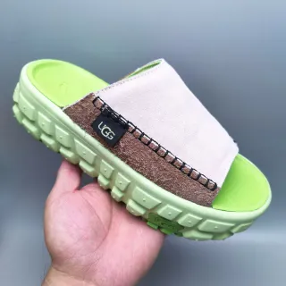 UGG أخضر بيج كعب سميك مصبوب حذاء منزلي مزين بجلد الغنمي بحزام