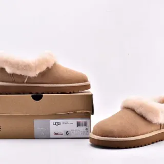 UGG Nita Beige Zapatos Casuales con Upper de Ante Blanco Forro de Borrego en el Cuello