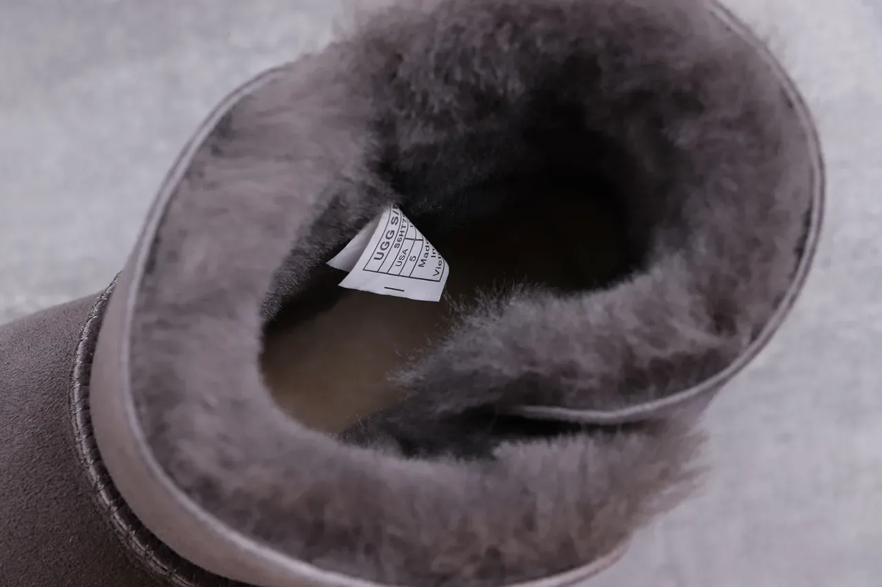 UGG Tasman أحذية ثلجية من جلد النعال بلون رمادي فحمي داخلها فرو 2