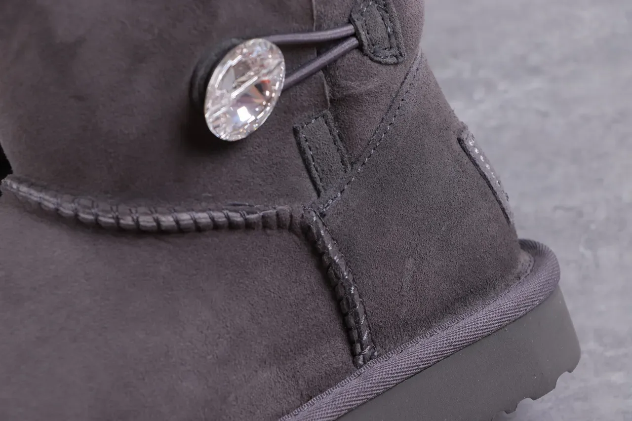 UGG Tasman أحذية ثلجية من جلد النعال بلون رمادي فحمي داخلها فرو 3