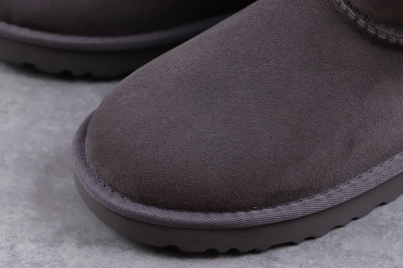 UGG Tasman أحذية ثلجية من جلد النعال بلون رمادي فحمي داخلها فرو 4