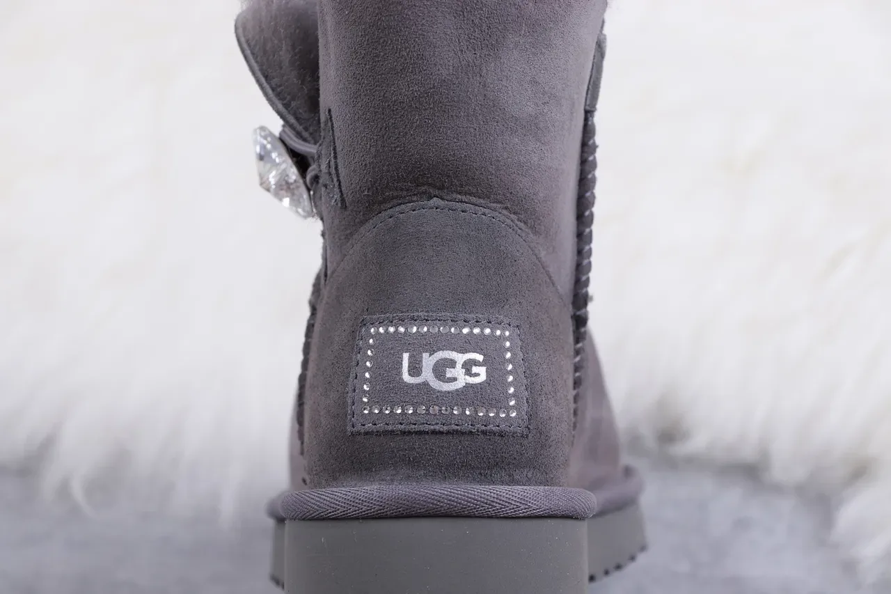 UGG Tasman أحذية ثلجية من جلد النعال بلون رمادي فحمي داخلها فرو 5
