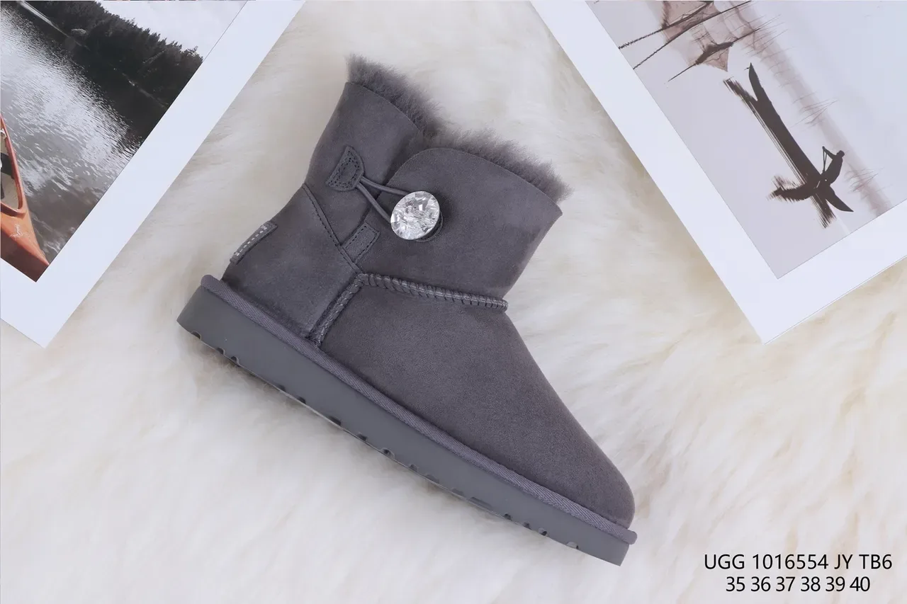 UGG Tasman أحذية ثلجية من جلد النعال بلون رمادي فحمي داخلها فرو 6