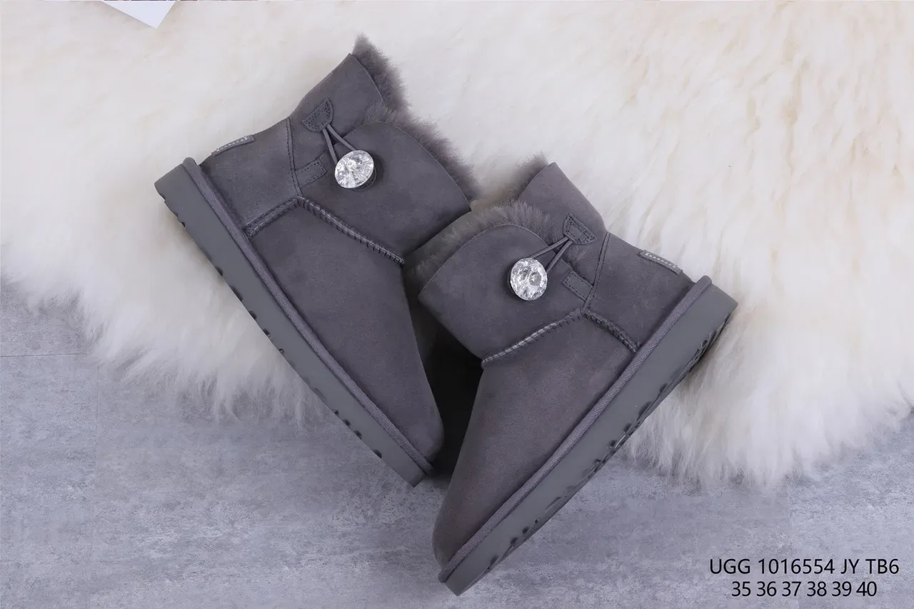 UGG Tasman أحذية ثلجية من جلد النعال بلون رمادي فحمي داخلها فرو 7