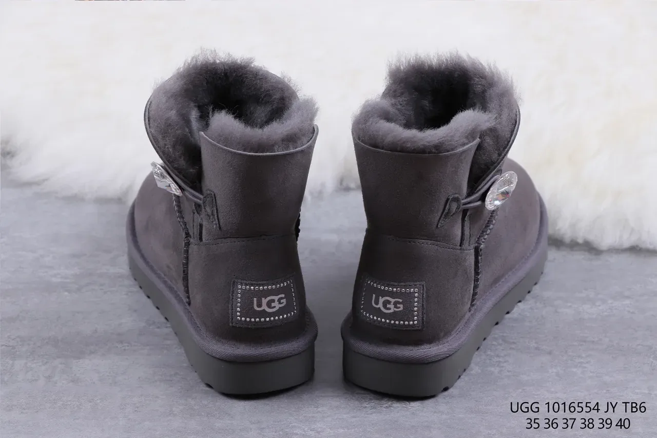 UGG Tasman أحذية ثلجية من جلد النعال بلون رمادي فحمي داخلها فرو 8