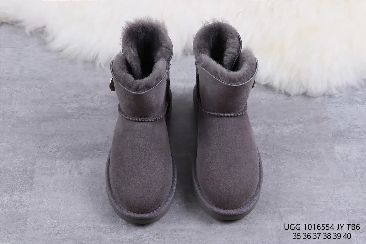 UGG Tasman أحذية ثلجية من جلد النعال بلون رمادي فحمي داخلها فرو 9