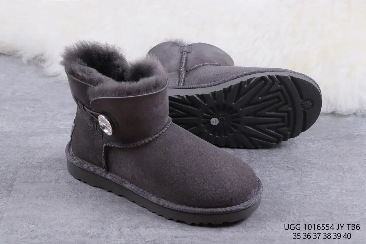 UGG Tasman أحذية ثلجية من جلد النعال بلون رمادي فحمي داخلها فرو 10