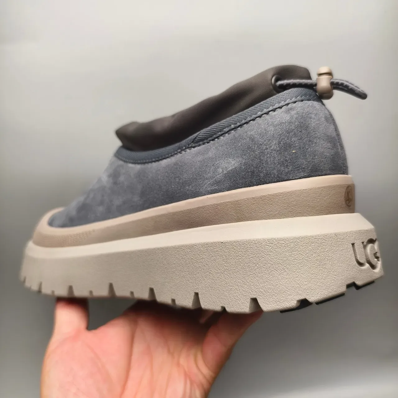 UGG Tasman Chaussures Slip-On en Daim Gris Charbon 4