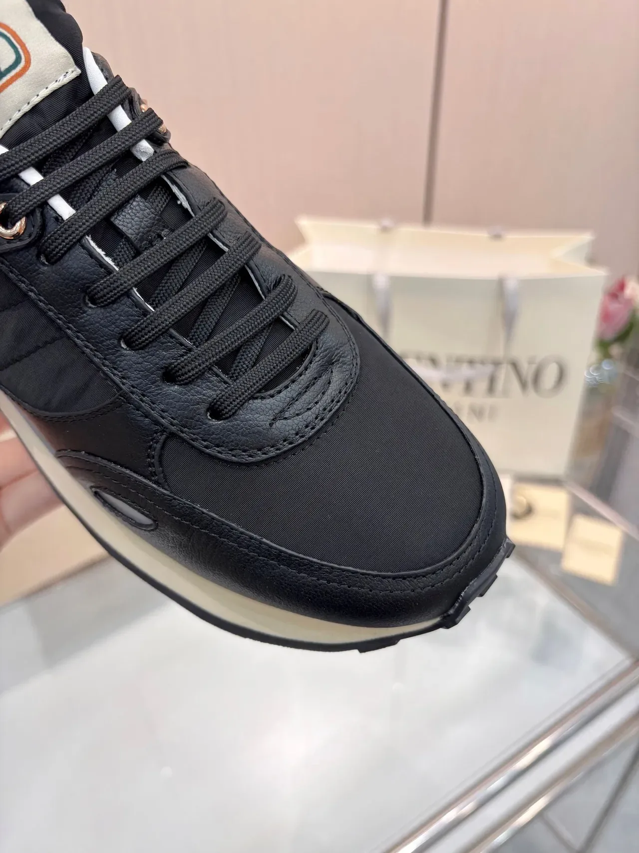 Valentino Chaussures Lifestyle Noir Or Cuir Et Tissu Supérieur Clous Pyramide 2