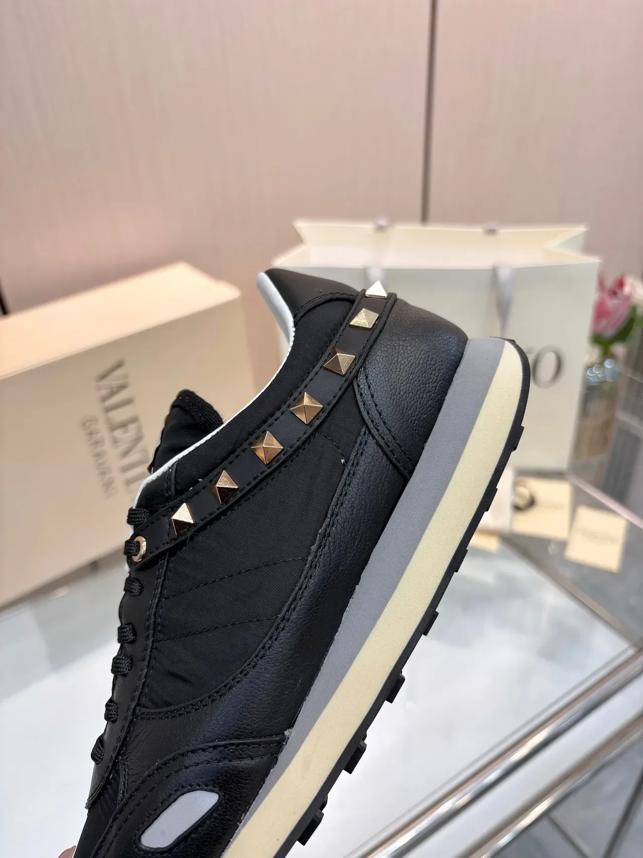 Valentino Chaussures Lifestyle Noir Or Cuir Et Tissu Supérieur Clous Pyramide 3
