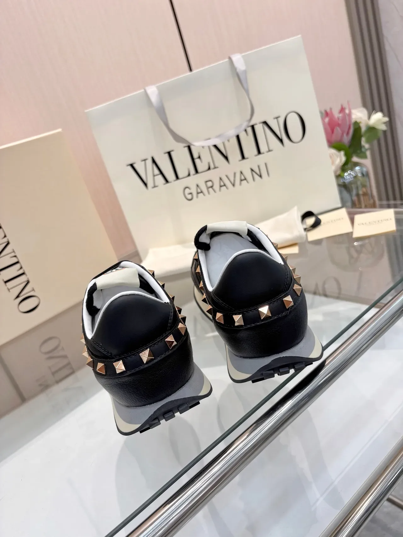 Valentino Chaussures Lifestyle Noir Or Cuir Et Tissu Supérieur Clous Pyramide 4