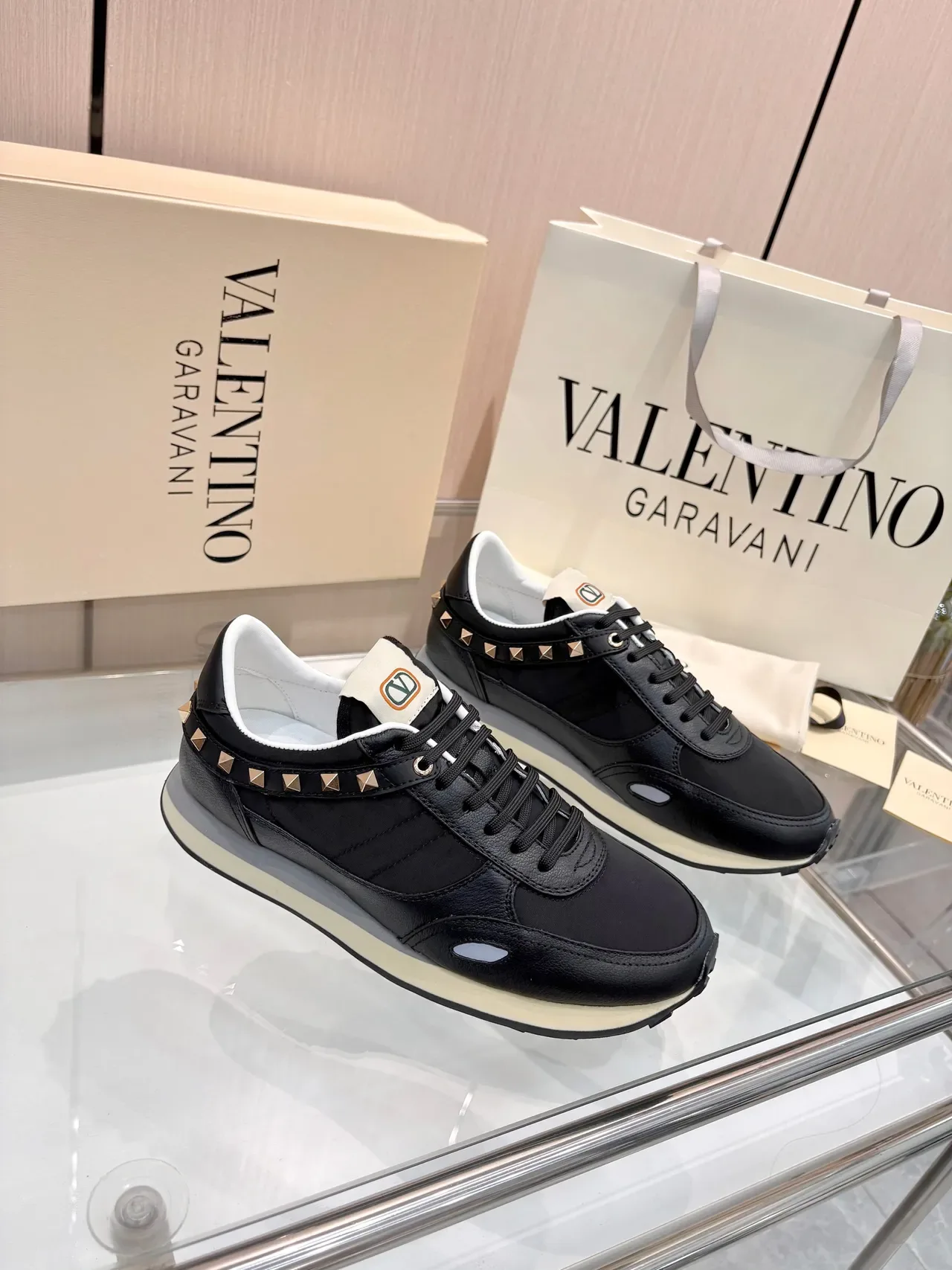 Valentino Chaussures Lifestyle Noir Or Cuir Et Tissu Supérieur Clous Pyramide 5