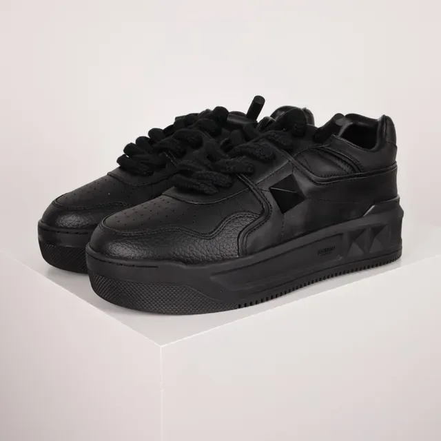 Valentino Noir Monochrome Pyramide Détail à Clous Chaussures Lifestyle 2