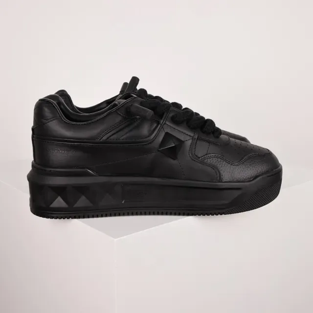 Valentino Noir Monochrome Pyramide Détail à Clous Chaussures Lifestyle 3